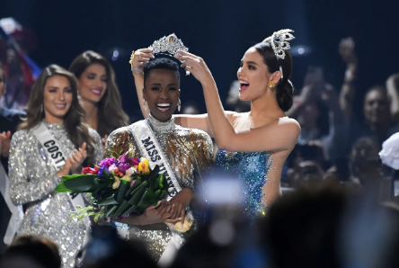 Miss Universe 2018, Catriona Gray crowns Miss South Africa, Zozibini Tunzi, as Miss Universe 2019.
Source: USA Today