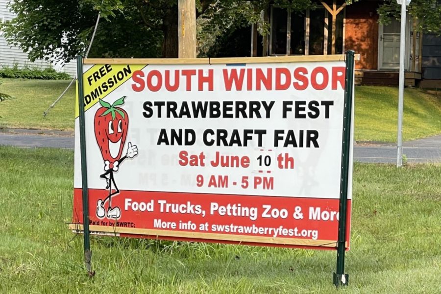 A+sign+advertising+the+Strawberry+Fest+on+Abbe+Road+Extension+in+South+Windsor%2C+CT.