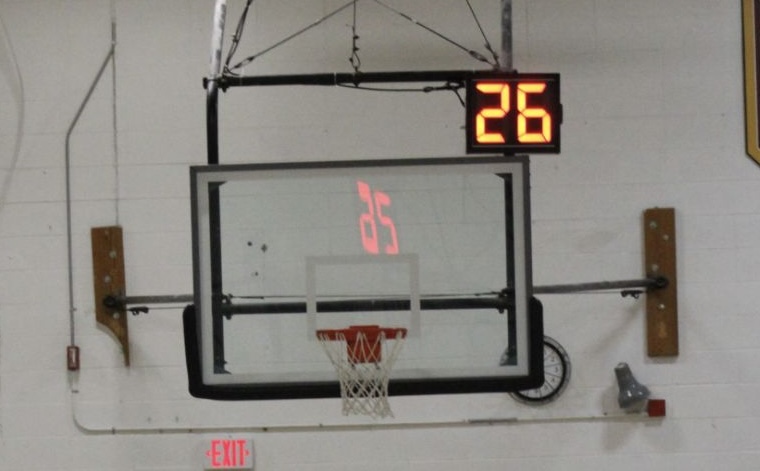 +The+newly+introduced+shot+clock+counts+down+during+a+varsity+basketball+game.