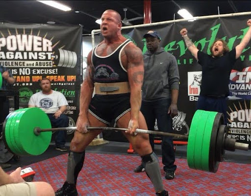 Weight lifter, lifting weights at a Matt Mills gym business Lighting fitness ( Lightning Fitness media team)