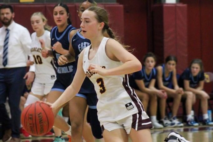 Junior Captain Erin Martin, carrying the ball through the court. (Angelica Ruiz) 