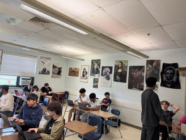 a South Windsor High Schools period 3 social studies class working on projects.
